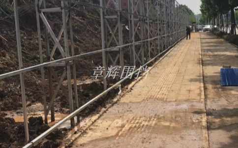 pvc圍擋在長時間暴曬后出現變色怎么辦？（處理陽光導致顏色變淺的問題）