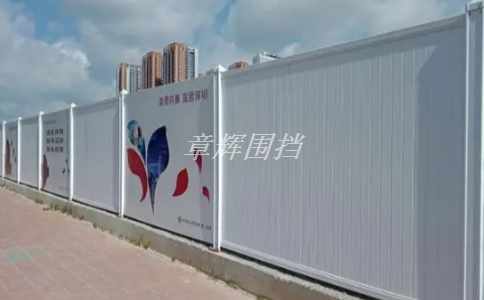 水泥圍墻和pvc圍擋哪種更經(jīng)濟(jì)實(shí)用？（從壽命和費(fèi)用兩個(gè)角度對(duì)比）